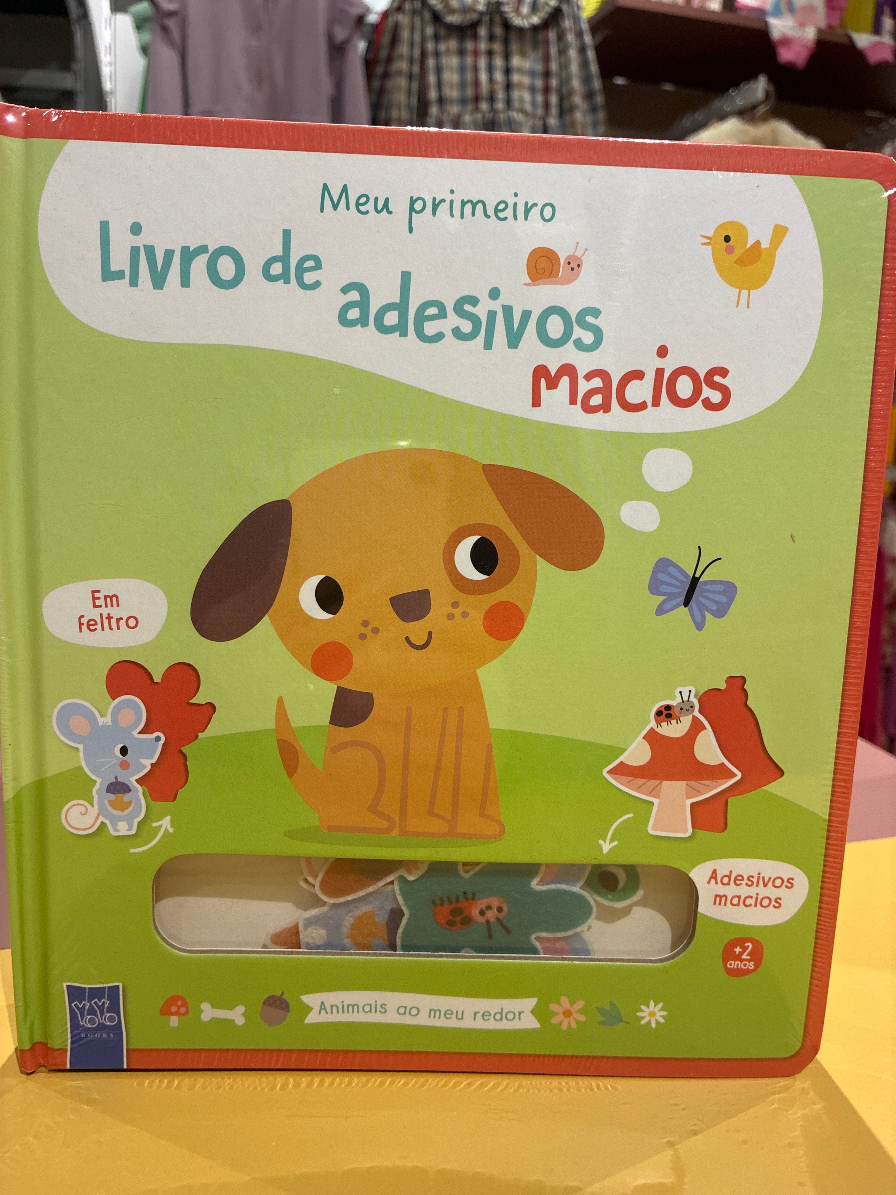 Meu primeiro livro de adesivos macios: Animais ao Meu Redor